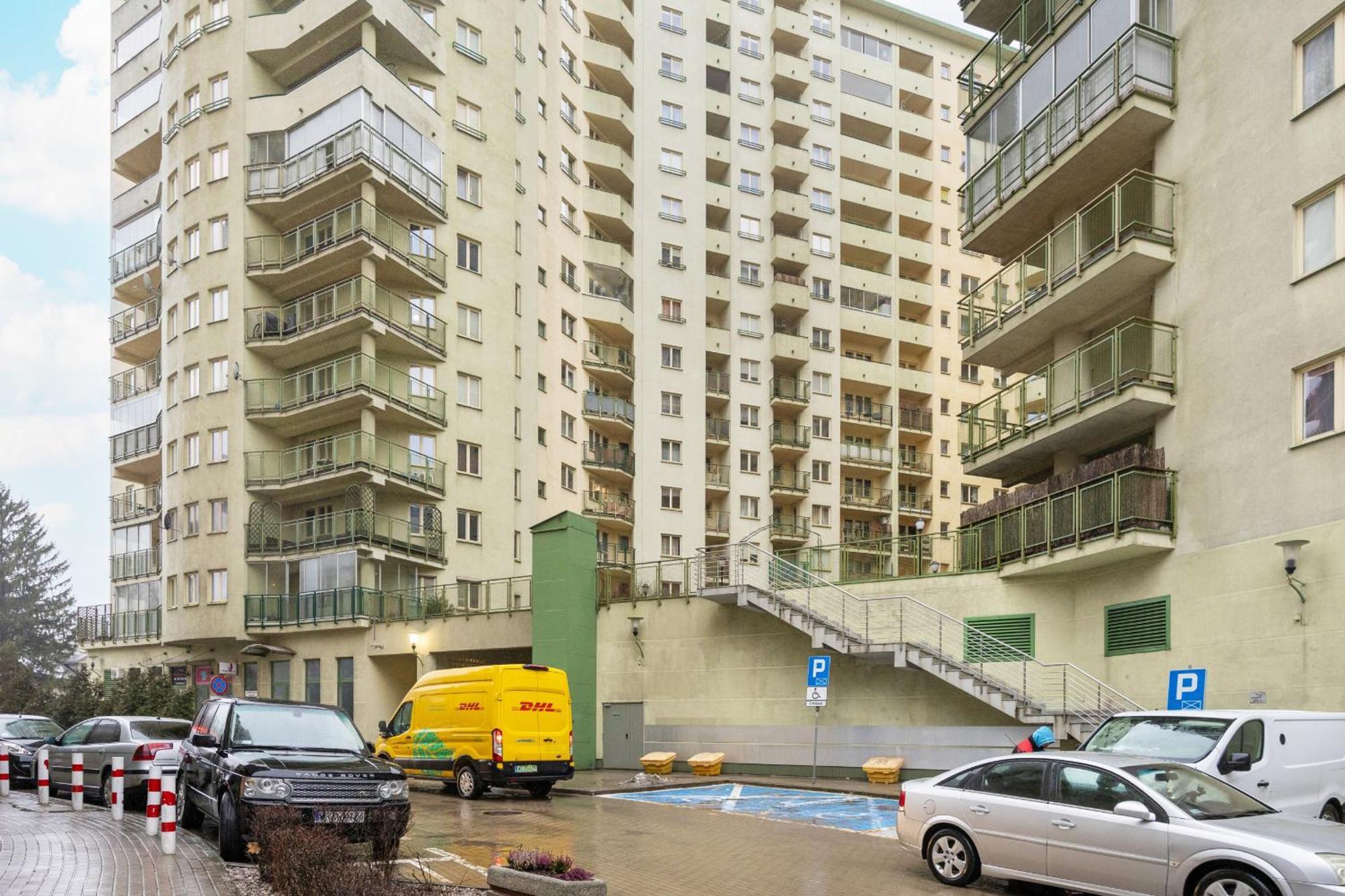 Bukowinska With Balcony And Parking And Swimming Pool By Renters Appartement Warschau