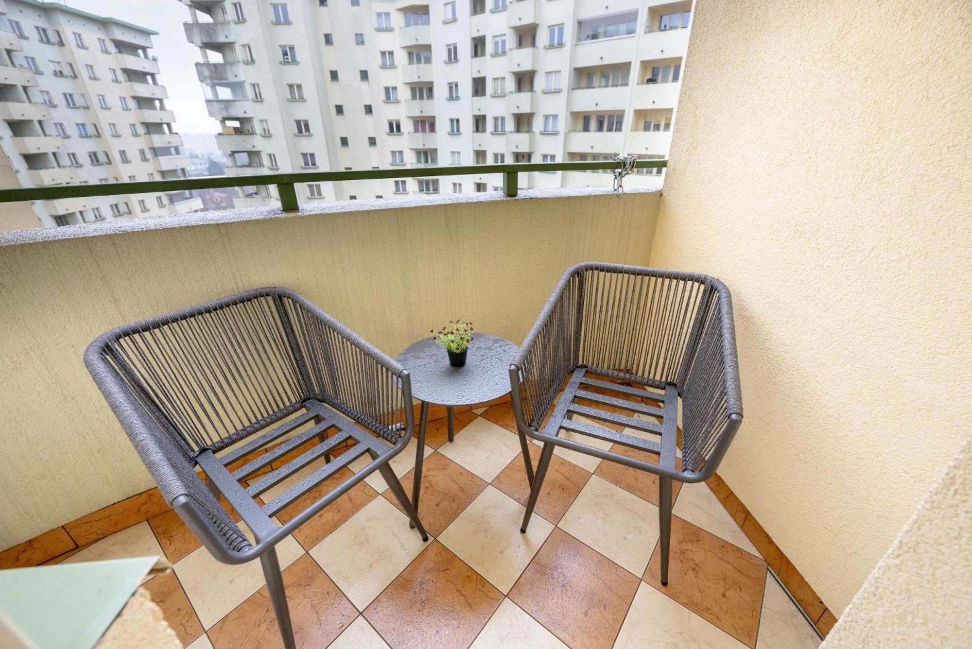 Bukowinska With Balcony And Parking And Swimming Pool By Renters * Warschau