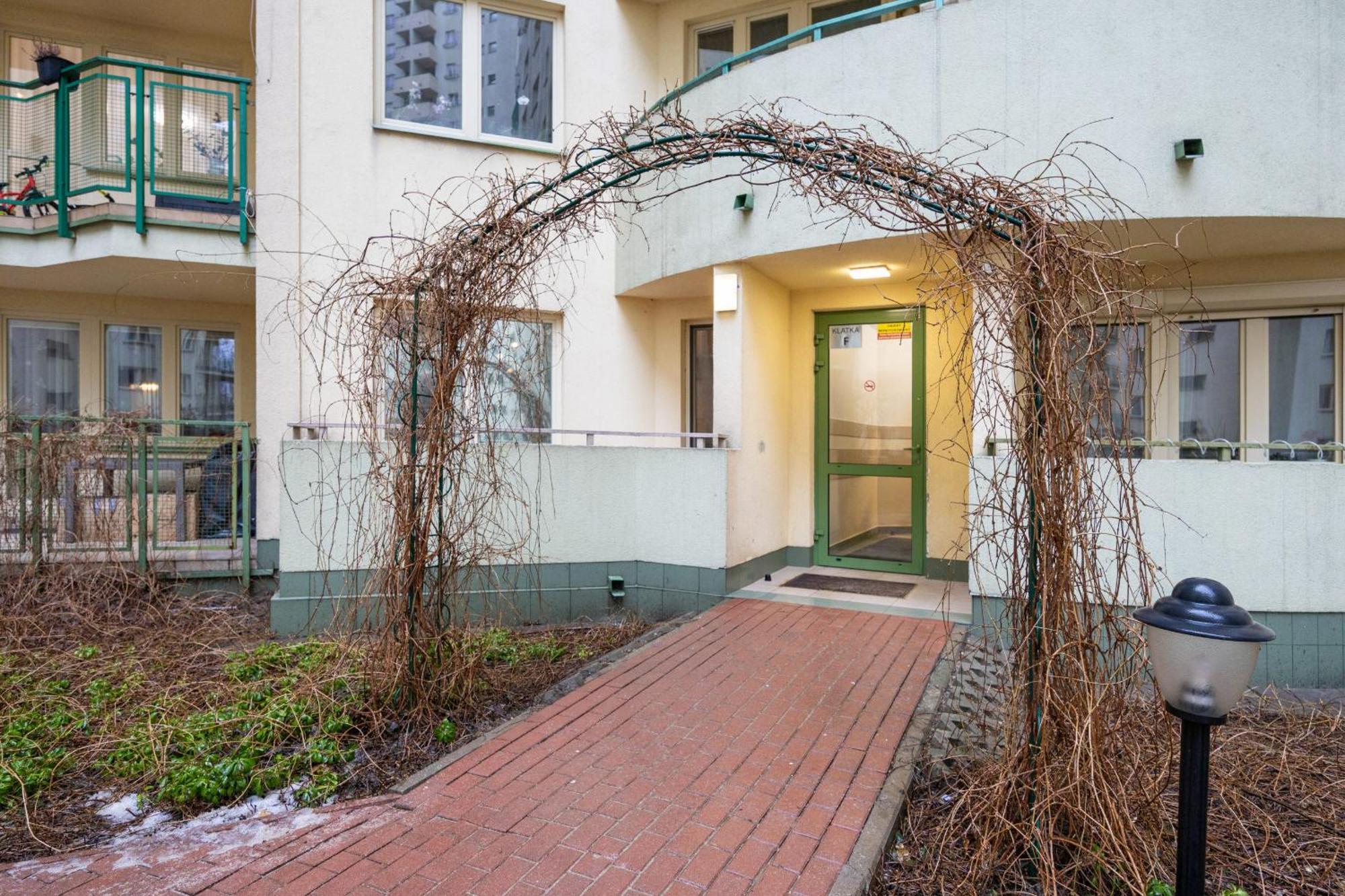 Bukowinska With Balcony And Parking And Swimming Pool By Renters Appartement